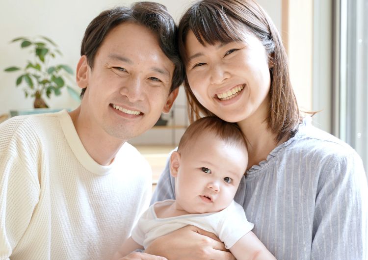 若い夫婦と赤ちゃんの写真