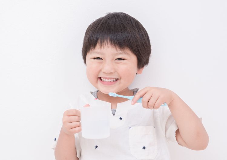 歯磨きする子どもの写真