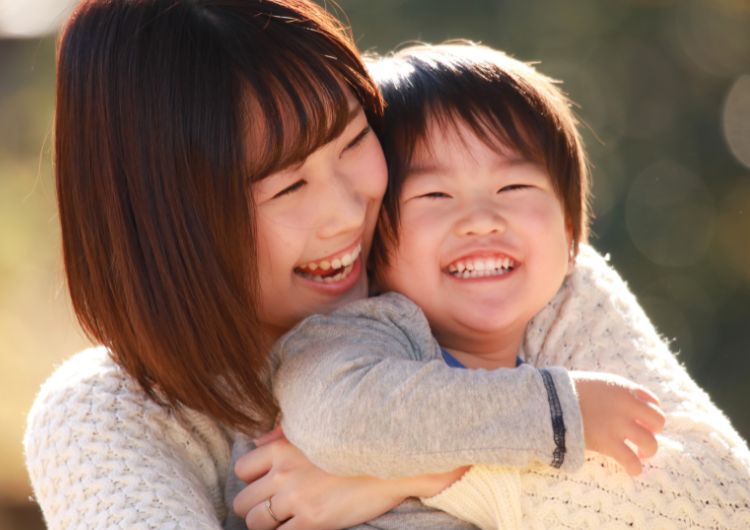 ママと子どもの笑顔の写真