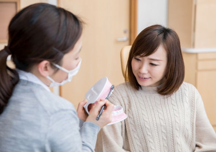 歯磨き指導を受ける女性